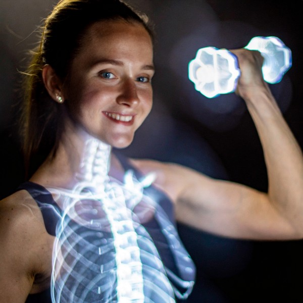 Firefly-Ein-Foto-von-einer-Frau-die-halbtransparent-ist-sodass-man-die-Knochen-Armknochen-durch-de